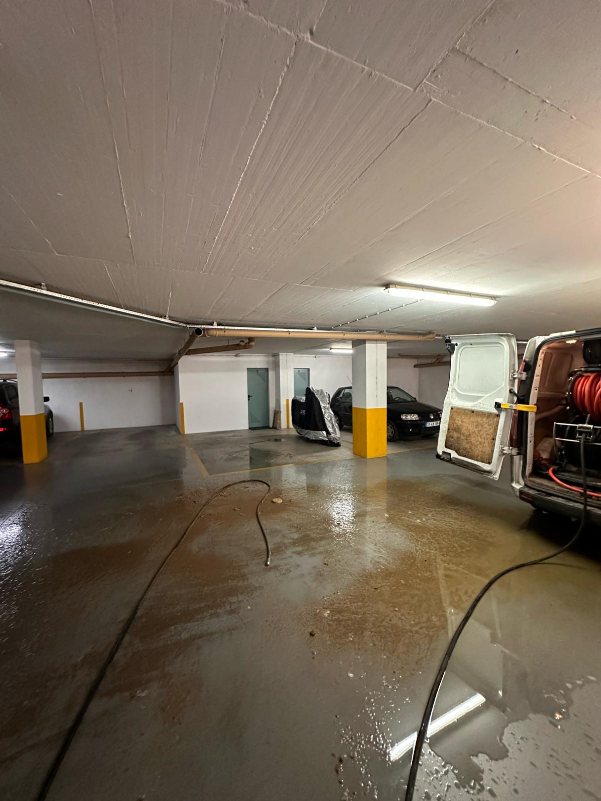 Garagem inundada — hidrojato